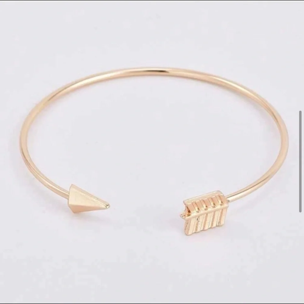 LAST ONE: Gold knot and arrow bangle cuff bracelet - Picture 4 of 6